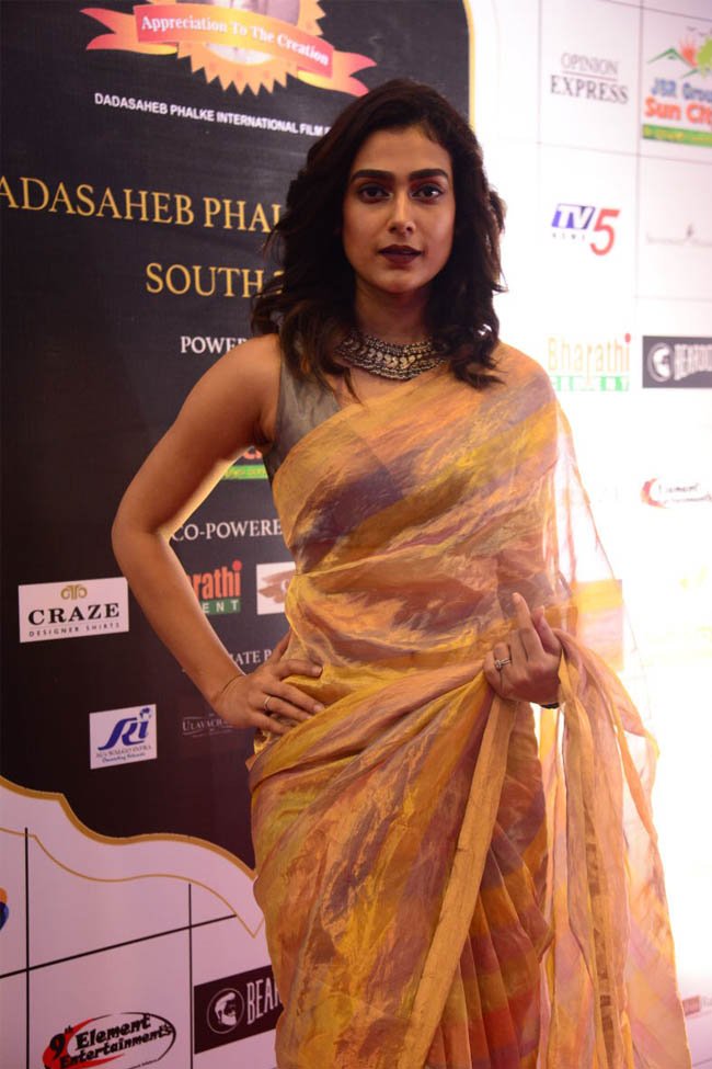 Aakanksha-Singh-at-Dada-Saheb-Phalke-Awards-South-2019